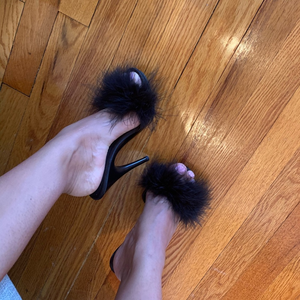 Black fluffy feather heels 😍